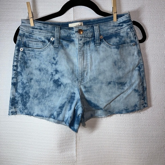 NWOT UNIVERSAL THREAD Womens size 4 High Rise Denim Jean Shorts Blue 4" Ins - Picture 1 of 4